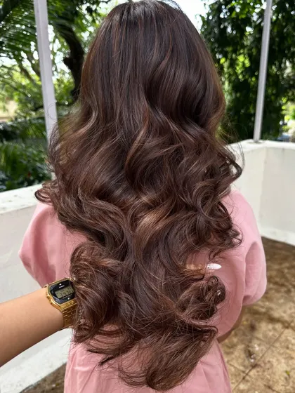 Beautifully styled waves on long, highlighted hair. This is a perfect example of how I finish a color service to make sure the hair looks its absolute best.
