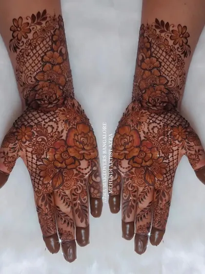 A lovely non-bridal or Eid mehendi design featuring roses and net patterns.