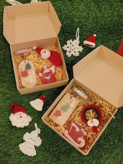 My Christmas ornaments and brooches look beautiful packaged in these gift hampers.