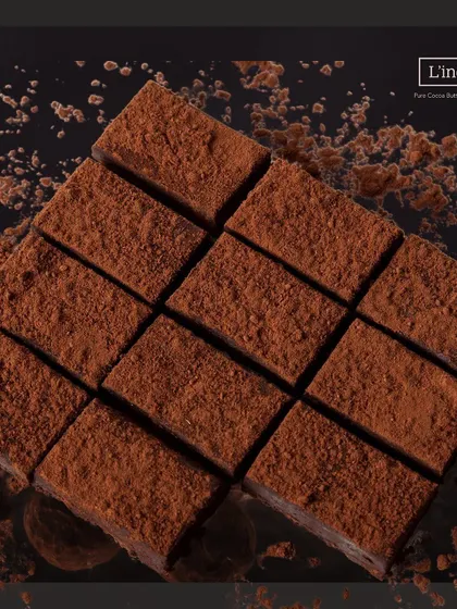 Our Signature Velvets, a rich chocolate delight dusted with pure cocoa powder. To ensure unparalleled freshness, these are made just one hour before dispatch. This is a chocolate experience unlike any other.