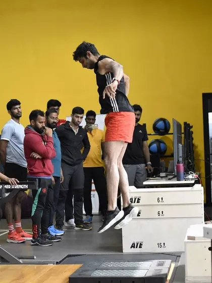 Our Head of Athletic Performance demonstrates the use of VALD Performance equipment, like ForceDecks for jump metrics, during a workshop for coaches.