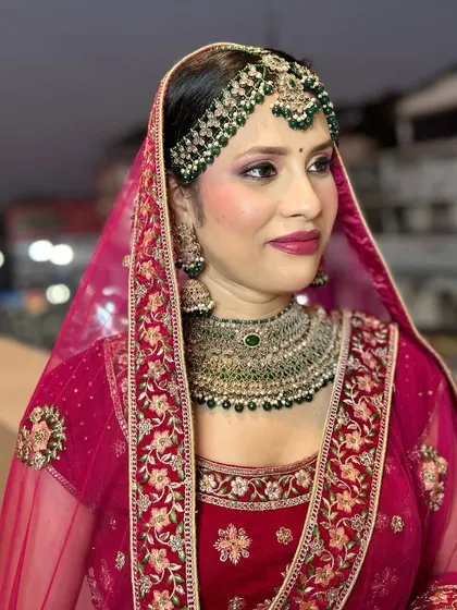 A simple yet elegant bridal look. This no-filter, no-edit photo shows the real texture of the skin and the soft, natural makeup that enhances the bride's features.
