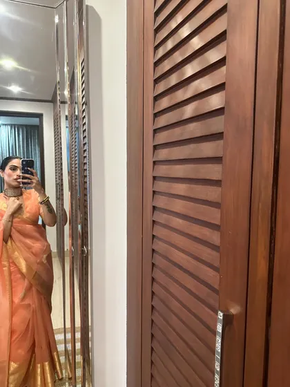 A mirror selfie in a peach organza saree. The light fabric and soft color make it a great choice for a daytime event.