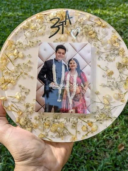 Another look at this lovely 8-inch circular plaque, featuring delicate baby's breath flowers preserved around a photo, with the couple's initials and a heart.