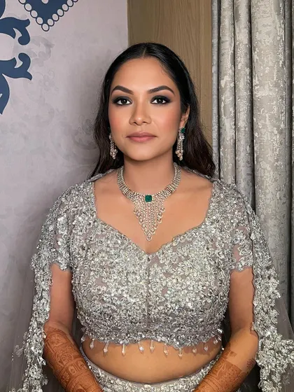 Smokey glam for Ishita's cocktail look. It's a classic and timeless choice that is always a stunner. She's ready to turn heads with her sultry eyes and flawless glam.