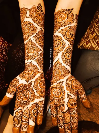 The deep, rich color of the fresh paste on this designer mehndi is just beautiful.