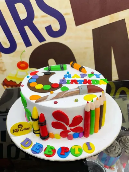 A 2kg artist's cake, complete with a fondant palette, paintbrush, and colorful crayons.