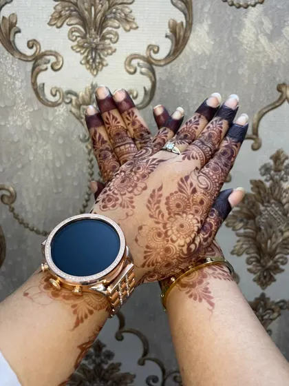 Another view of the rich henna stain, demonstrating the quality of the final result.