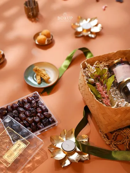 A closer look at our Ramadan hamper, focusing on the delicious dates and baklava that are central to the celebration.