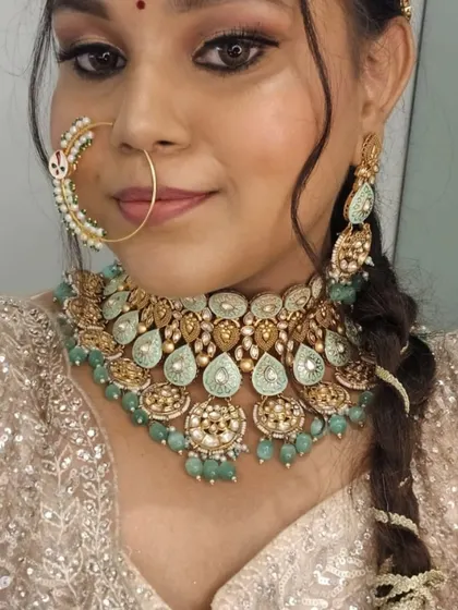 Another angle of the stunning mint-green jewellery set.