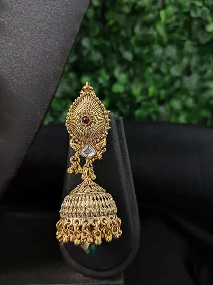 A delicate temple-style jhumka with an antique gold finish. This rental earring is lightweight and perfect for extended wear.