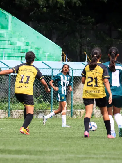 A player finds space between defenders, demonstrating smart movement off the ball during a Matchday 7 game.