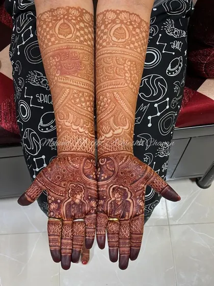 The rich, dark stain of a bridal mehendi with portraits. This shows how beautifully the figure work develops with my natural henna.