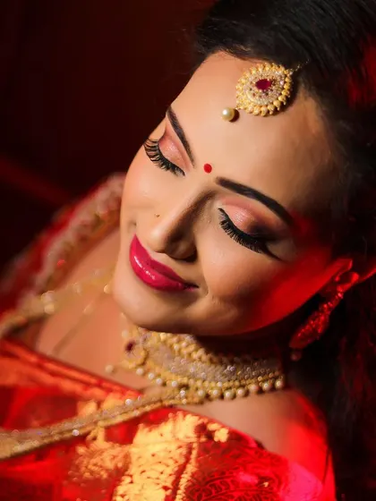 Swathi looking ravishing on her reception. I gave her a glamorous look with shimmery rose-gold eyes and a bright pink lip that made her stand out.