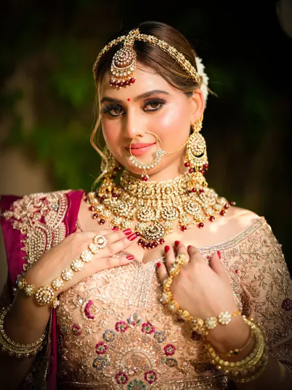 A flawless airbrush finish for this bride in a beautiful pastel lehenga. The soft glam makeup is sweat-proof, tear-proof, and picture-perfect.