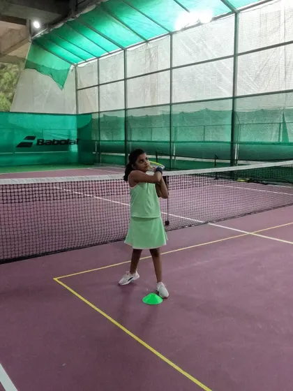 A young player from our Red Batch getting ready to hit a forehand. Our coaching focuses on proper technique from the very beginning.