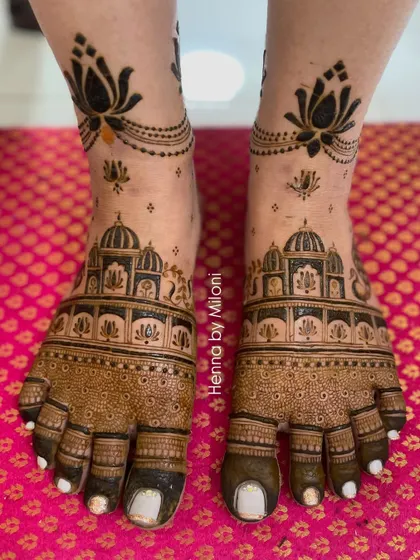 A grand design for bridal feet, featuring palace architecture that covers the entire top of the foot, complemented by delicate lotus chains around the ankles.