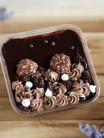 For the ultimate chocolate lover, our Ferrero Rocher dessert box is pure bliss. It's layered with rich chocolate mousse and topped with crunchy Ferrero Rocher chocolates.