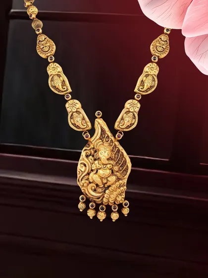 Inspired by ancient temples, this antique gold necklace is wrapped in the beauty of antiquity. It is crafted for a bride who wears her heritage with pride.
