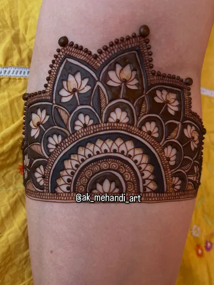 This beautiful cuff design uses shading to make the lotus flowers appear to be blooming out from the arm. This is an advanced technique that truly elevates your artistry.