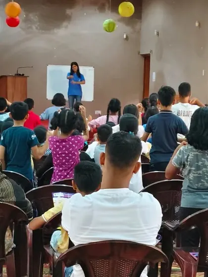 A parent counseling and course demo session in Ranchi. An instructor from our team engages with a hall full of children, making learning an interactive experience.