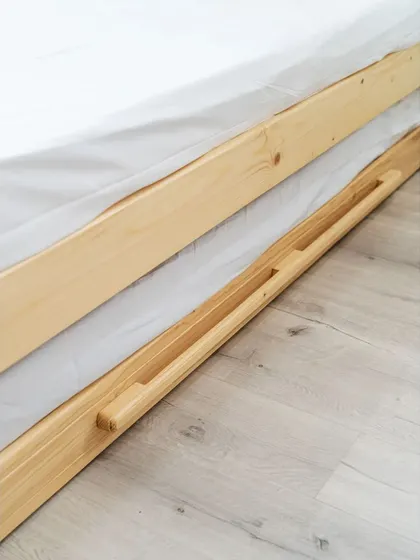 The smooth-gliding pull-out mechanism of the trundle bed makes it effortless to use.