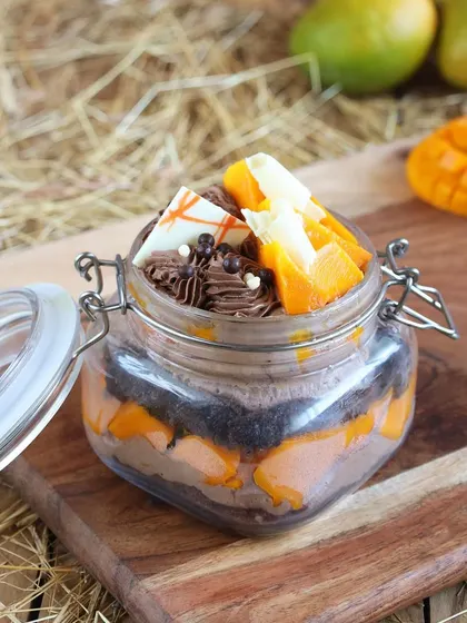 For the chocolate lovers, we offer a Chocolate Mango Jar. The richness of chocolate mousse pairs beautifully with the sweetness of fresh mangoes for a unique flavor combination.