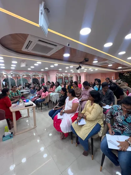 An attentive audience during a pro batch class.