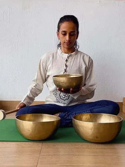 This image captures a student in a moment of focused practice during our sound meditation course. Enrolling is a great way to reduce stress, improve focus, and find emotional balance, all while learning a new skill.