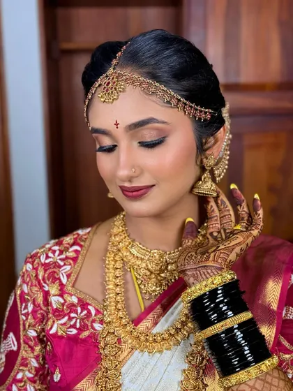 The details make the look. Here you can see the intricate henna design, the beautiful jewellery, and the perfect application of her makeup.