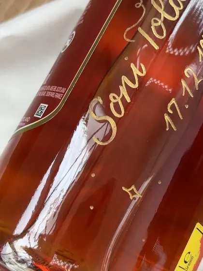 Some occasions call for the best kind of personalized whiskey gifting. I loved engraving this gorgeous Chivas Regal bottle with a name and a date to remember. The gold ink fill makes the calligraphy truly stand out.