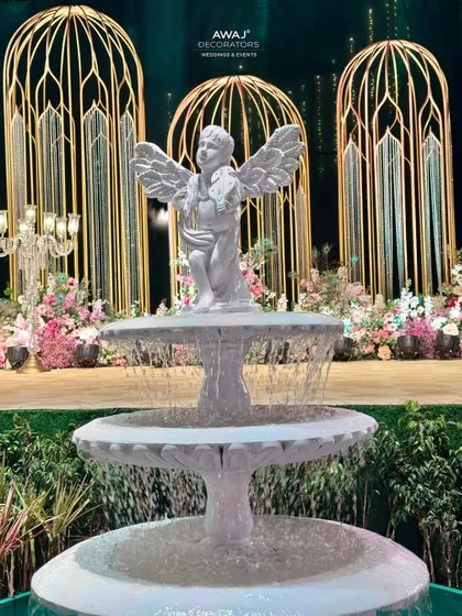 A close-up of the cherub fountain, a beautiful and classic detail that enhances the romantic and luxurious feel of the event.