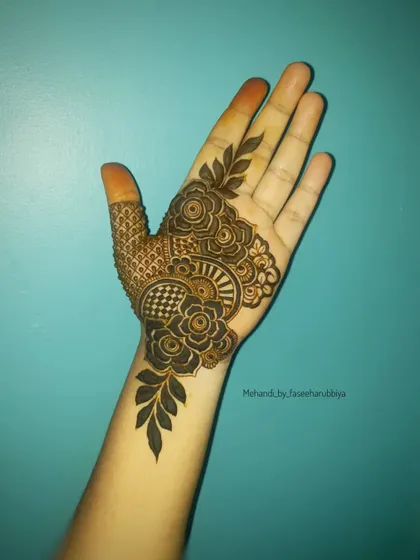 A duplicate of the previous image, showing the palm work.