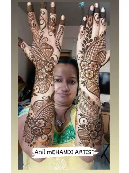 A happy client showing off her gorgeous floral Arabic-style mehendi. This design is perfect for someone who wants an elegant but not overly dense look.