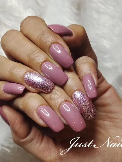 A lovely mauve-pink set of coffin-shaped extensions with two sparkling pink glitter accent nails.