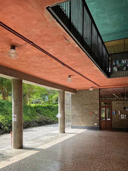 The open-air corridors at Avasara look directly out into the gardens. This design choice makes the landscape a constant presence, blurring the line between the school's interior and exterior spaces.