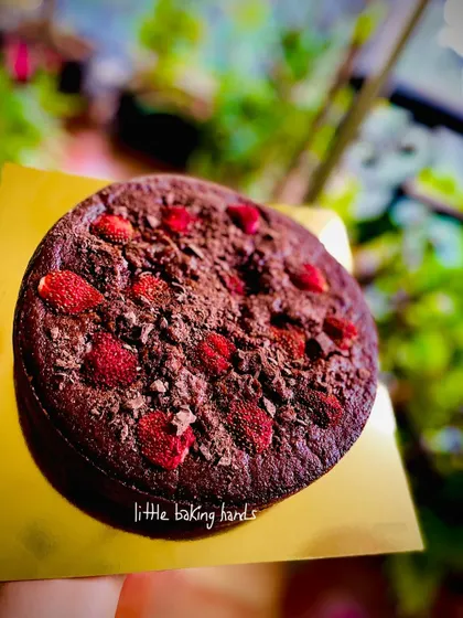 A chocolate strawberry cake made with whole wheat, perfect for a school birthday party. Strawberry season is short, so we have to make the most of it with delicious combinations like this.