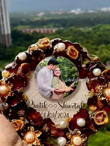 Another look at a cute and budget-friendly photo frame made from an engagement garland. The details are what make each piece so special and unique.