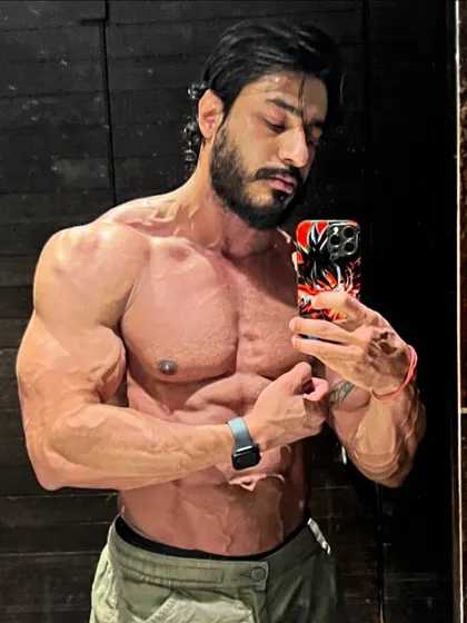 A confident selfie showing the results of a smart approach to gaining muscle without unnecessary fat.