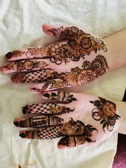 A beautiful design with a mix of net patterns and floral motifs on the palms.