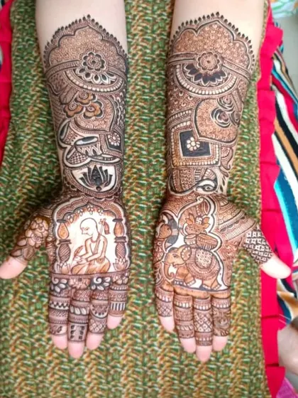 This traditional design incorporates figures central to the wedding ceremony. One palm shows a priest performing rituals, while the other features a beautifully decorated elephant, a symbol of prosperity and good fortune.
