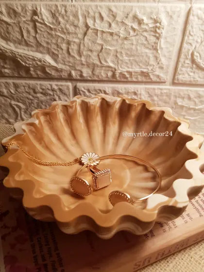 The floral bowl in 'Mocha Mousse' is perfect for holding your everyday jewelry. The warm, neutral marble pattern is both elegant and calming.