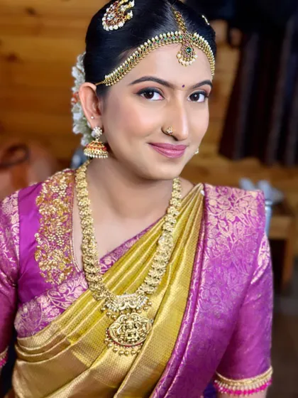 For my beautiful Iyengar bride Hari Priya, we created a traditional look complete with the classic Andal Kondai hairstyle.