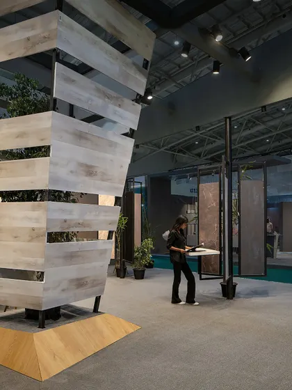 A central feature of the Makers stall is this twisted, sculptural column clad in the brand's laminate. It acts as an artistic focal point while also subtly demonstrating the product's application on complex forms.