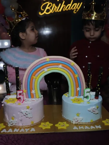 Sometimes miracles come in pairs! Matching rainbow cakes for twins celebrating their 5th birthday, a perfect way to give each child their special moment.