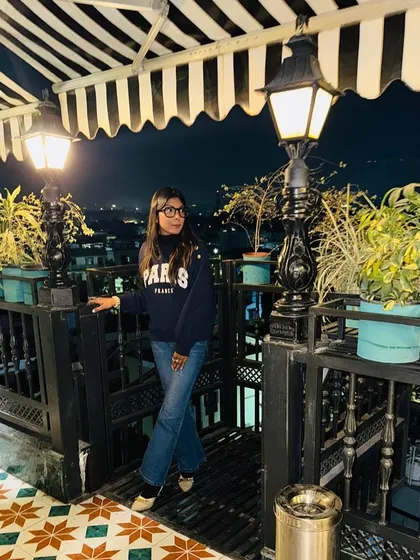 A cozy evening look for my birthday celebration. A simple navy sweatshirt and jeans can be perfect for a relaxed night out on a rooftop.