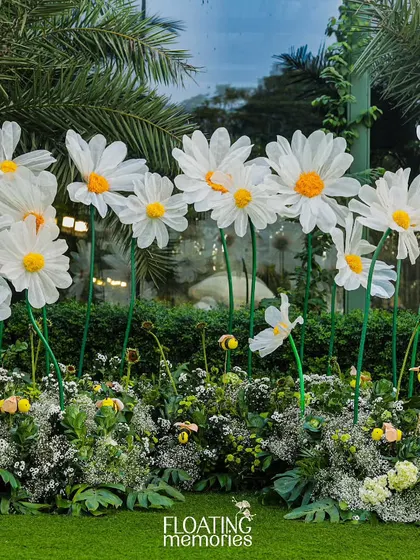 A field of giant, handcrafted daisies created a whimsical and immersive photo opportunity. These oversized flowers, set against the lush green lawn, added a touch of surreal beauty to the baby shower.