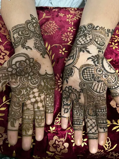 A beautiful Arabic design with a mix of floral motifs and intricate fillers. The patterns are different on each hand, offering a customized and unique look.