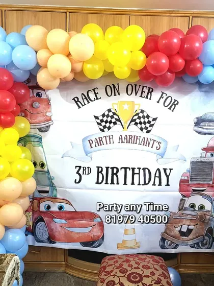 A simple but fun Disney Cars theme decoration with a printed banner and a colorful balloon frame.