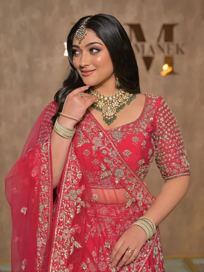 A complete bridal look featuring a heavy, gold-plated Kundan necklace, haath phool, and maang tikka, all available for rent.